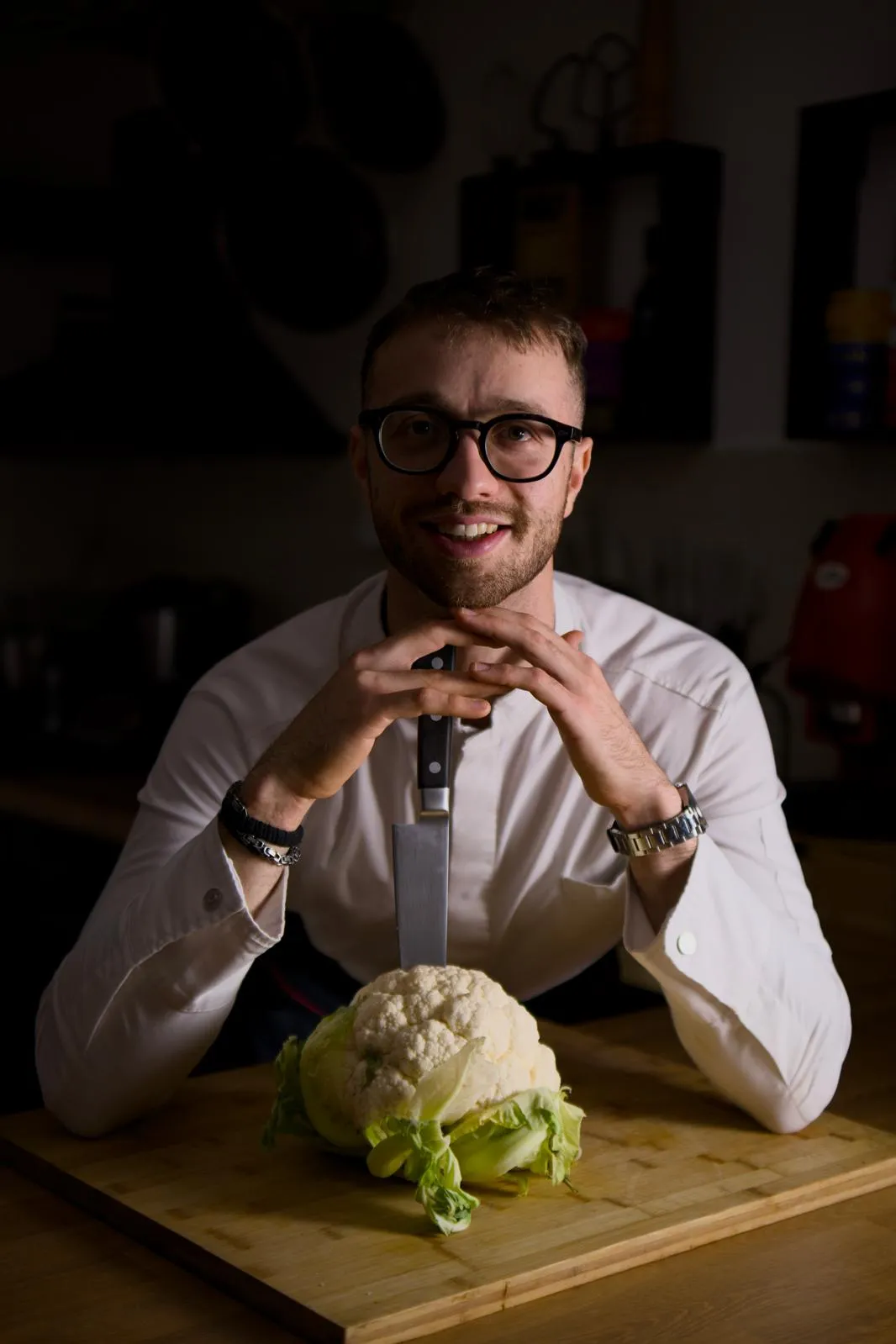 Giacomo Pochini al tagliere con un cavolfiore