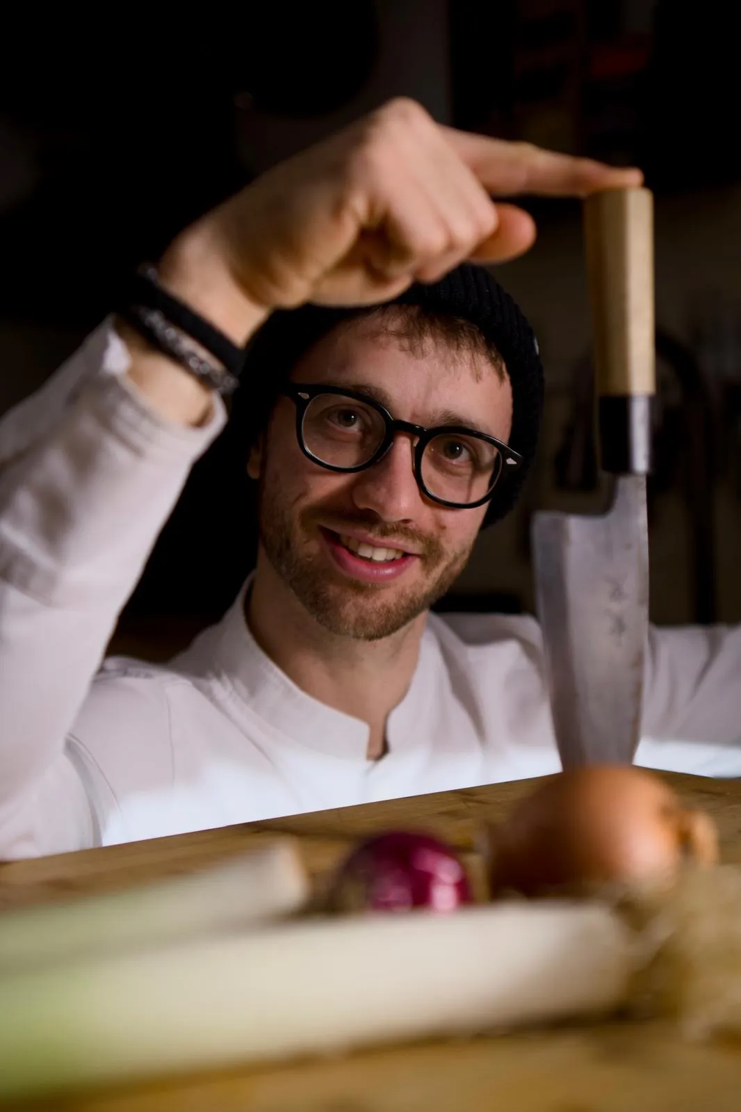 Giacomo Pochini con un coltello da chef